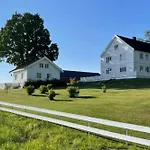 Cozy 2 Bedroom House On A Farm Just Outside
