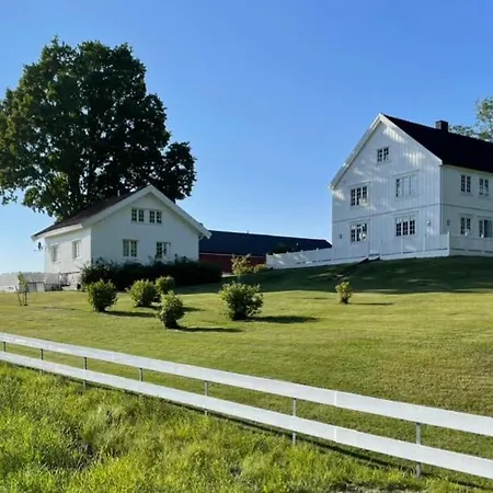Cozy 2 Bedroom House On A Farm Just Outside
