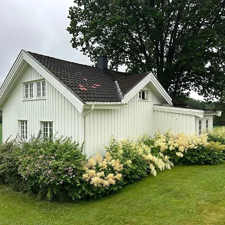 Cozy 2 Bedroom House On A Farm Just Outside *
