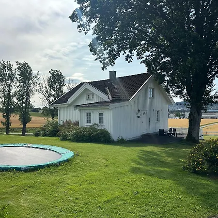 Cozy 2 Bedroom House On A Farm Just Outside *