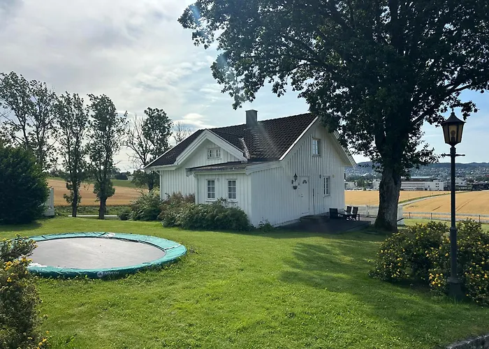 Cozy 2 Bedroom House On A Farm Just Outside *