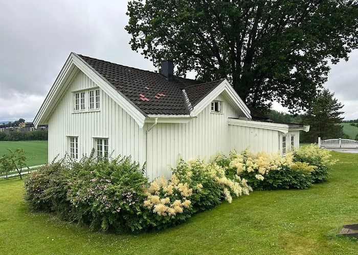 Cozy 2 Bedroom House On A Farm Just Outside *